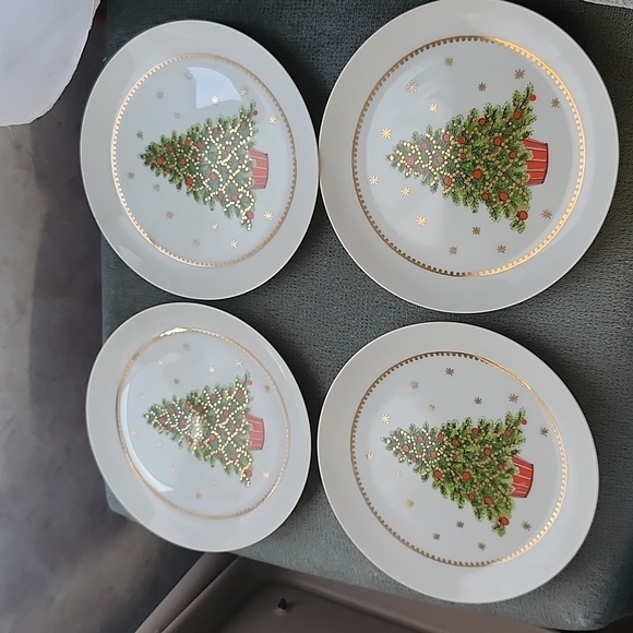George GOOD Christmas Tree China salad plates- set of 4 Gold Trimmed - Picture 2 of 3